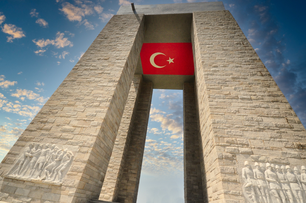 çanakkale, şehitler abidesi, türk bayrağı