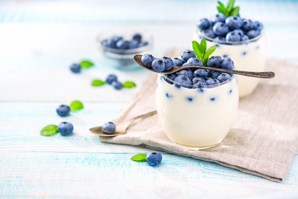 yaban mersini, yoğurt, kase, kaşık