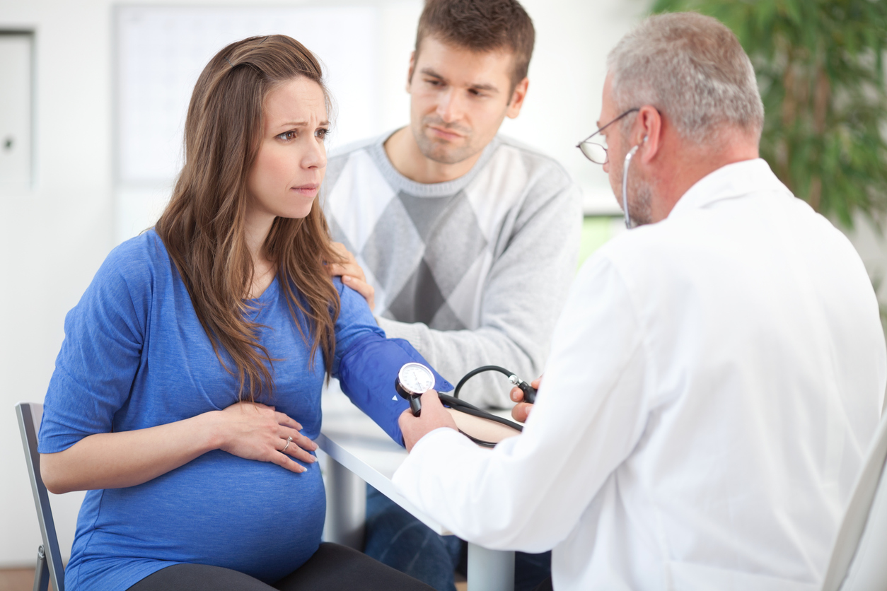 К врачу обратились родители ребенка. Консультирование беременной. Беременные на консультации.