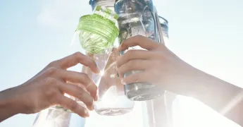 Yaz Aylarında Su Tüketimini Artırmak için 10 Sağlıklı ve Yaratıcı Fikir