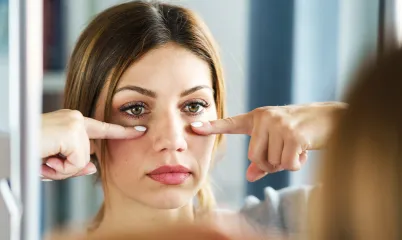 Cep Telefonu Ekranından Uzak, 10 Saniyelik Göz Yogası: Göz Altı Morluklarına Karşı