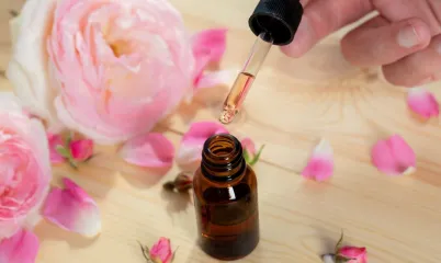 Gül Yağı Nedir? Kişisel Bakımda Nasıl Kullanılır?