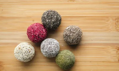 5 Dakikada Hazırlayabileceğin Pratik Enerji Topları Tatlı Krizine Son