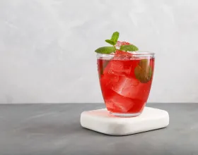 Ağustos Ayının Kırmızı Meyveleriyle Serinletici İçecekler