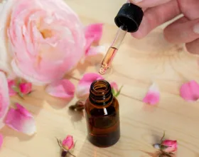 Gül Yağı Nedir? Kişisel Bakımda Nasıl Kullanılır?