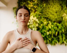 Zihni Sakinleştirmenin Yolu: Yeni Başlayanlar İçin Rehberli Meditasyon