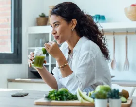 Zinde Kalmak İçin Akşamdan Sabaha İçebileceğiniz Sağlıklı İçecekler